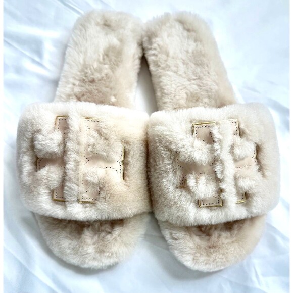 Tory Burch Shearling Slippers Size 7.5 Beige Fuzzy Fur Gray Heron Gold Logo - Picture 1 of 12